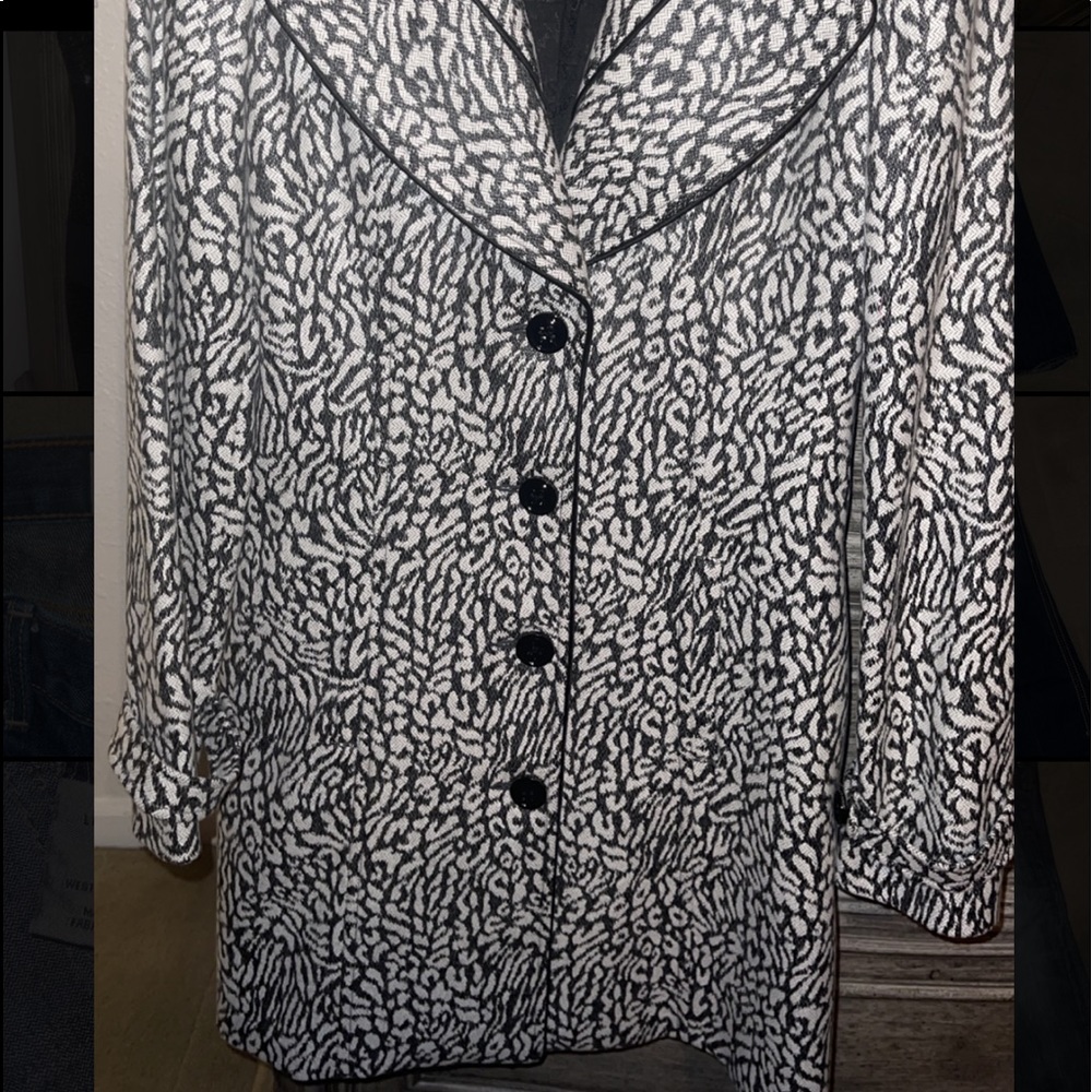 Never Worn, Size Medium. Beautiful! - image 2